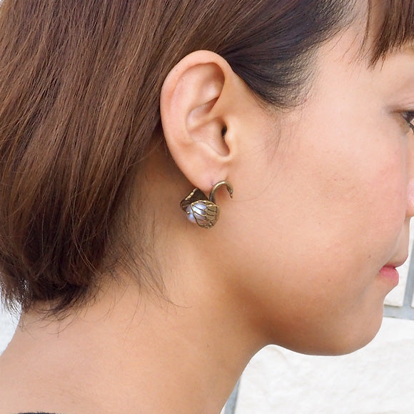 Sasakihitomi Handmade Brass&White Pearl Swan Clip On Earring