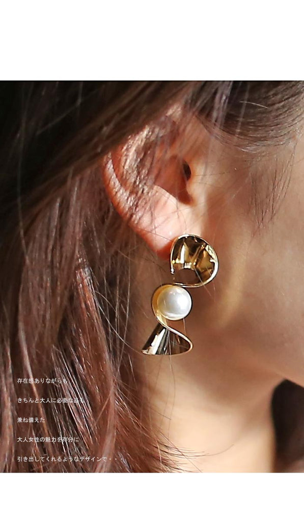 Gold pearl elegant piercing earrings