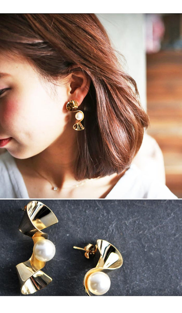 Gold pearl elegant piercing earrings